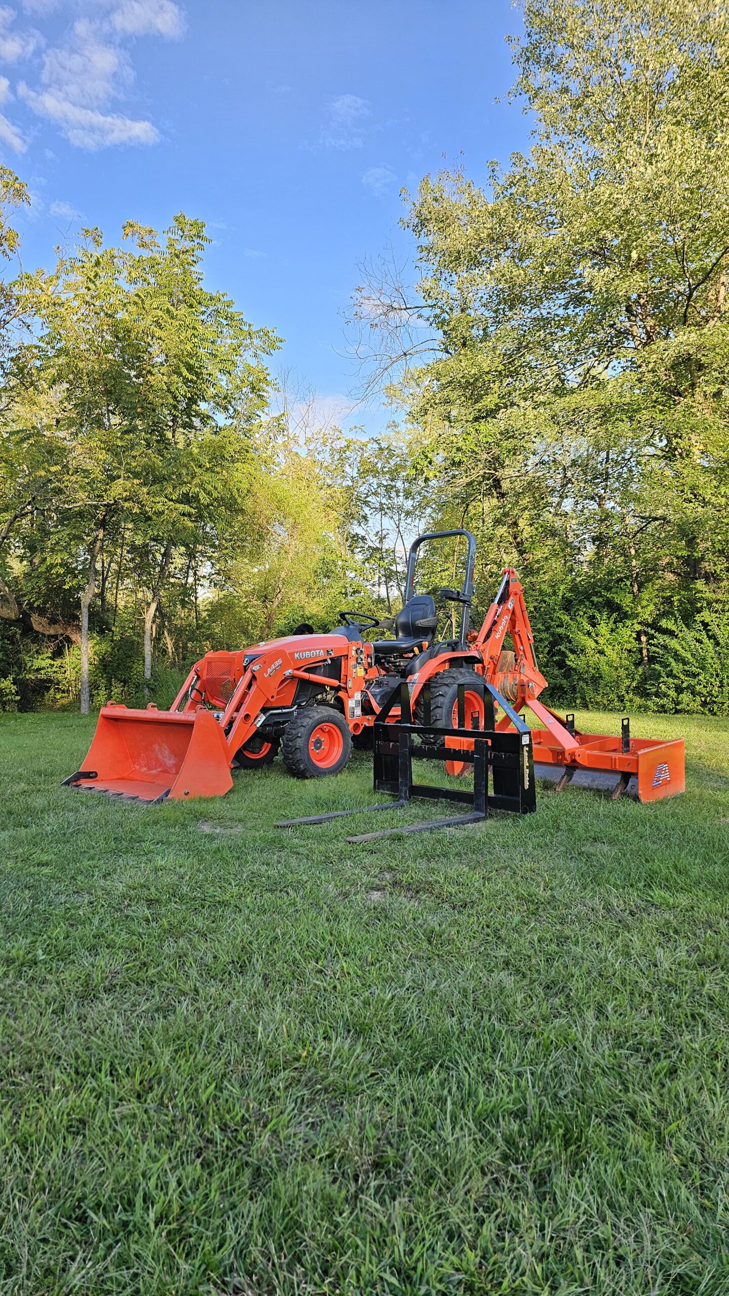 2021 Kubota B2301 HST 4x4 Tractor Loader Backhoe - Image 2