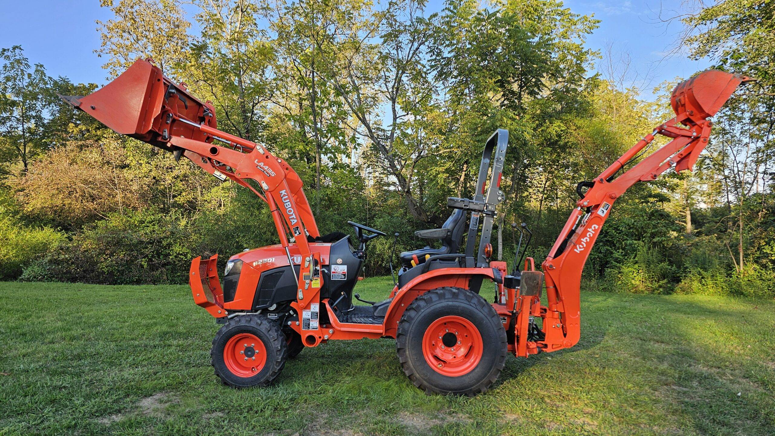 2021 Kubota B2301 HST 4x4 Tractor Loader Backhoe - Image 10
