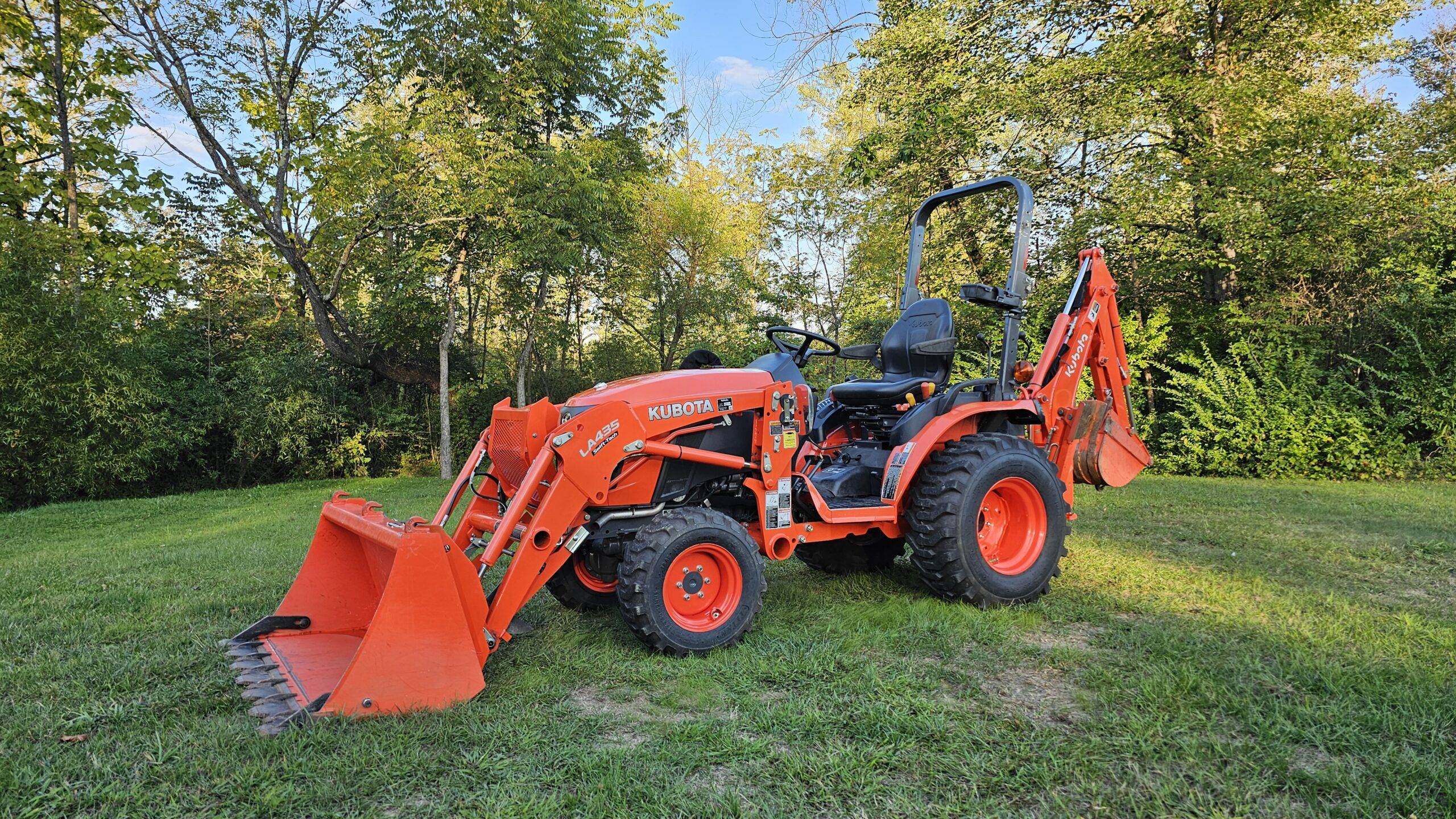 2021 Kubota B2301 HST 4x4 Tractor Loader Backhoe - Image 4