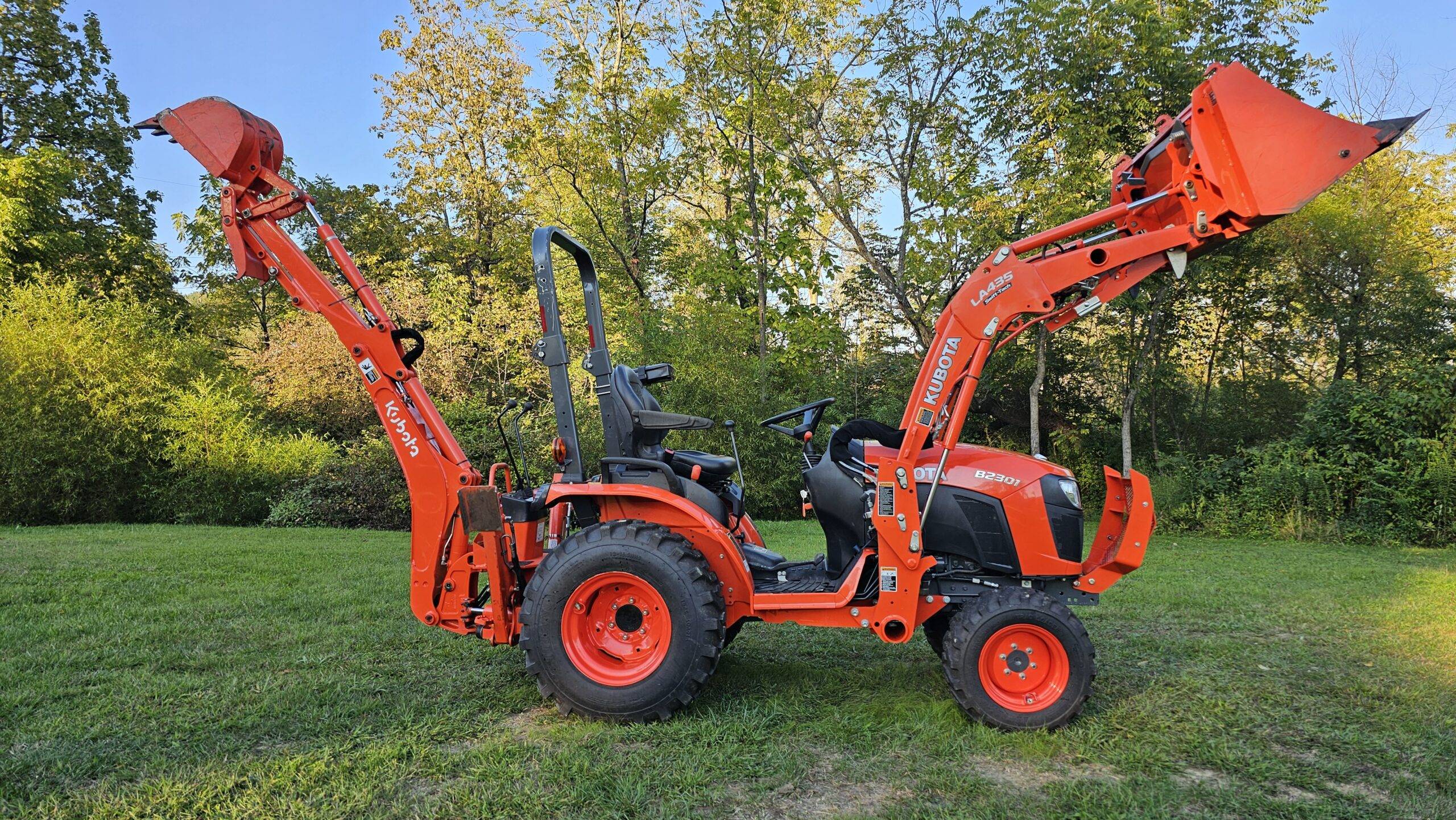 2021 Kubota B2301 HST 4x4 Tractor Loader Backhoe - Image 11