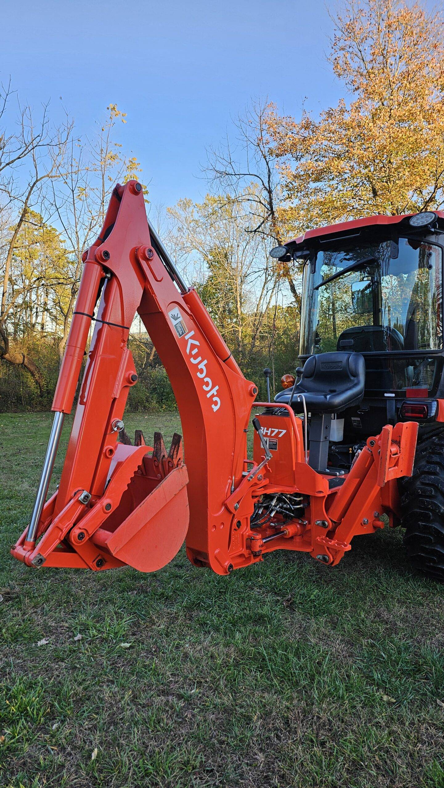 2020 Kubota LX2610 HST Cab 4x4 Tractor Loader Backhoe - Image 13